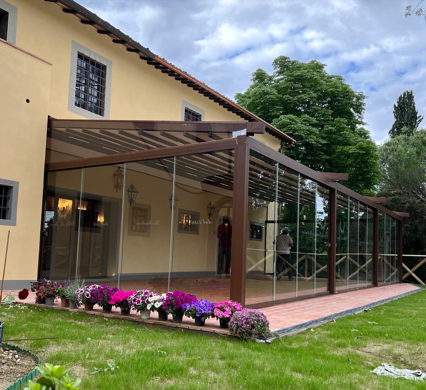 Stessa terrazza dopo l'installazione del dehor su misura Solten