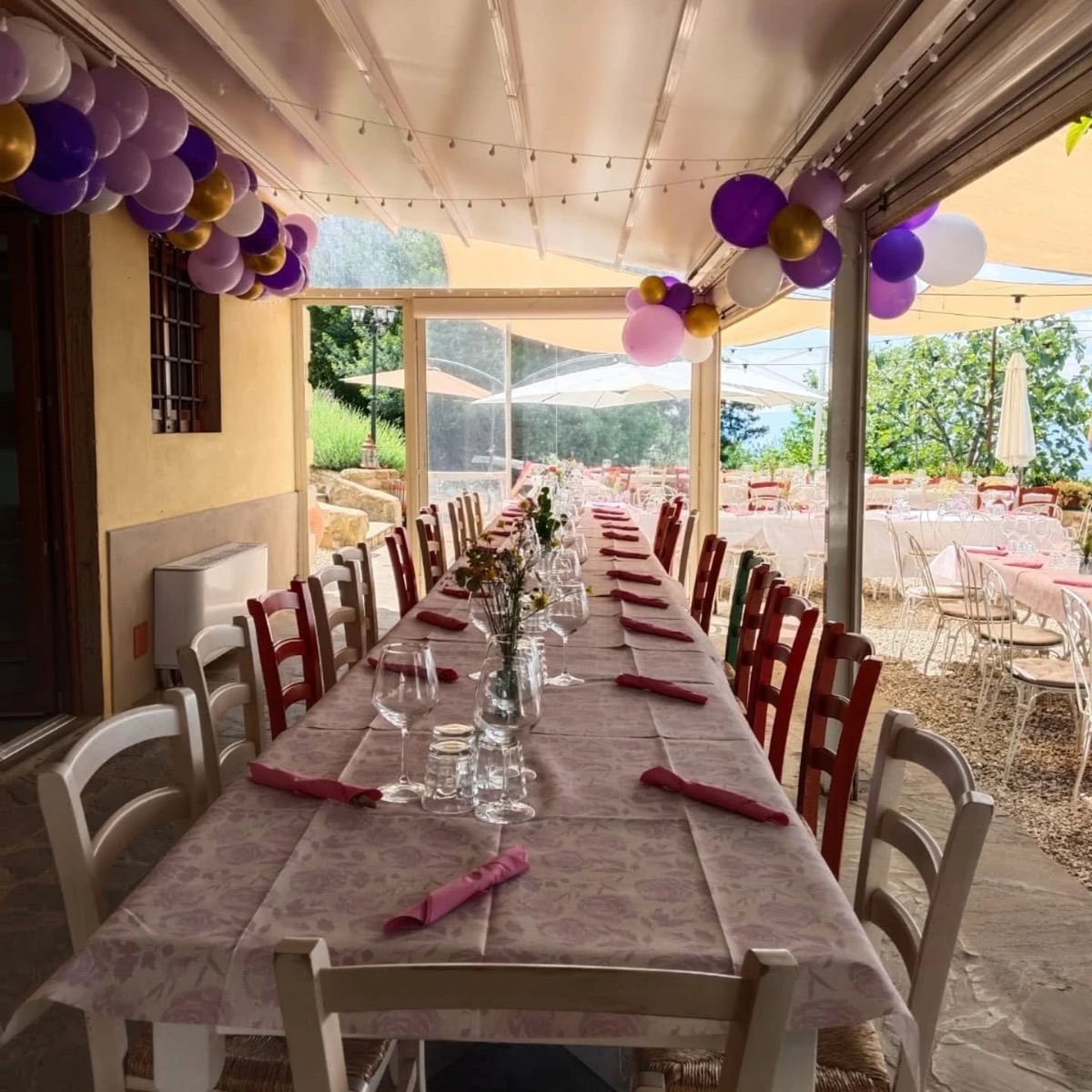 Tavolata allestita sotto la pergola Solten di un agriturismo in Toscana