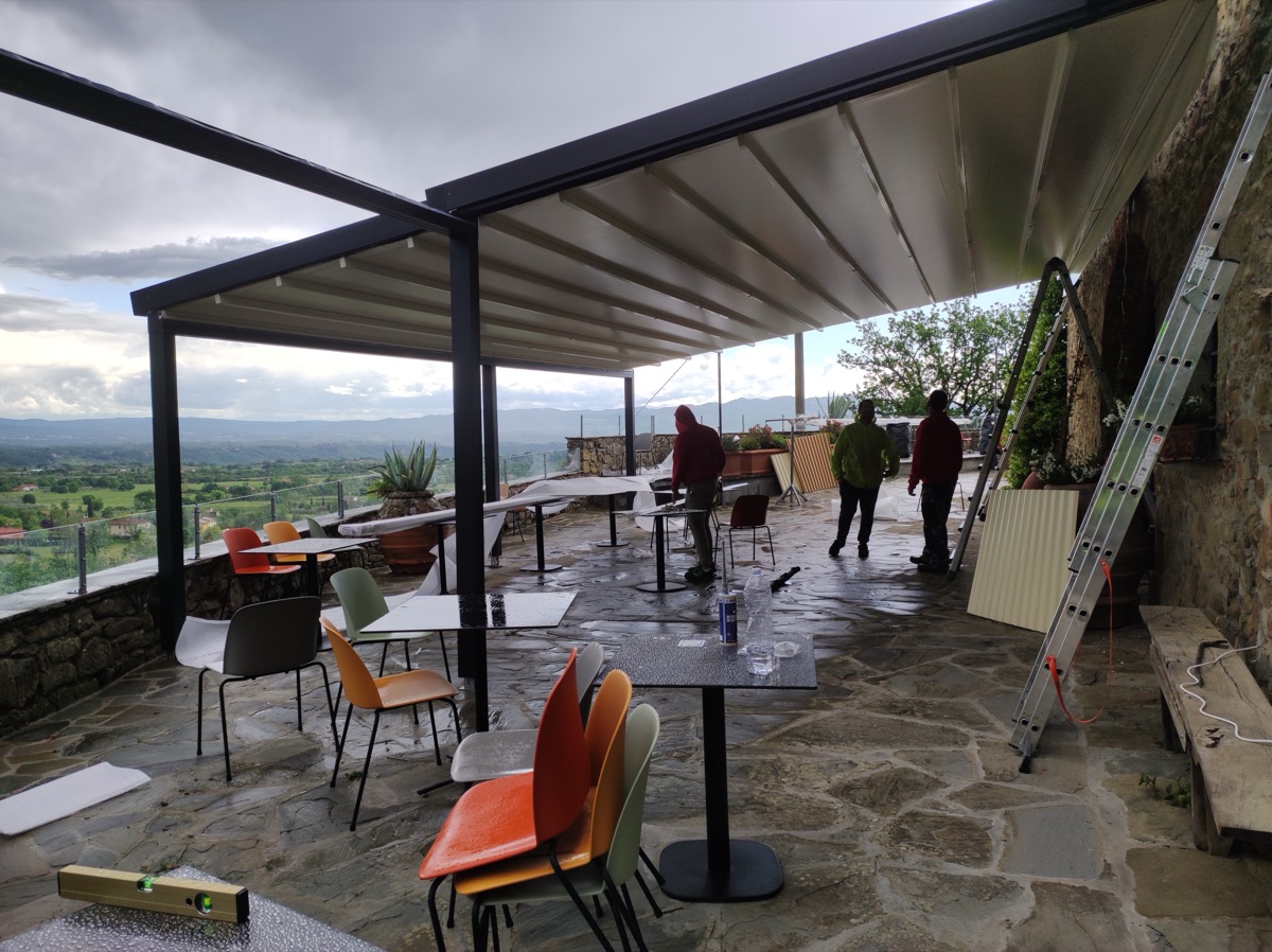 Squadra Solten al lavoro durante un'installazione in Toscana